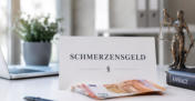 Ein Formular, Geld und ein Kugelschreiber liegen auf einem Schreibtisch