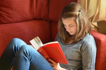 Foto, volljäriges KInd liest ein Buch
