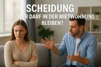 Ein Paar sitzt auf einem Sofa und streitet sich