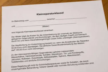 „Formular zur Kleinreparaturklausel im Mietvertrag auf einem Holztisch