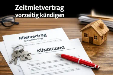 Mietvertrag und Kündigungsschreiben mit Hausschlüsseln, rotem Stift und Hausmodell auf einem Holztisch als Symbol für die vorzeitige Beendigung eines befristeten Mietverhältnisses.