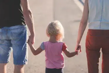Eltern gehen mit Kind spazieren