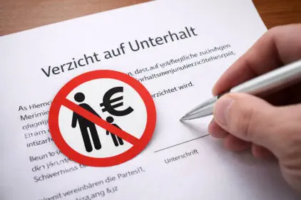 Dokument mit dem Titel „Verzicht auf Unterhalt“ und Unterschriftsfeld, daneben ein Stift sowie ein Verbotssymbol mit Euro-Zeichen als Hinweis auf eingeschränkte Wirksamkeit 